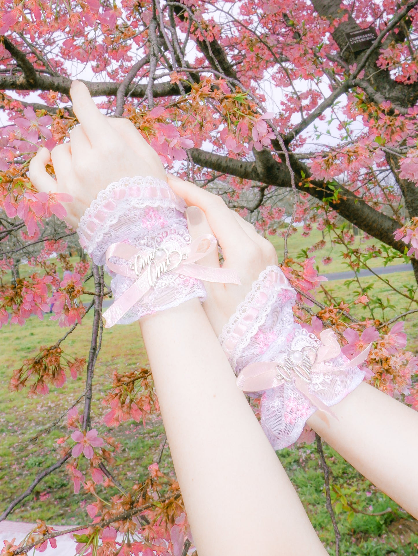 Butterfly's Kiss Gloves (Orchid)