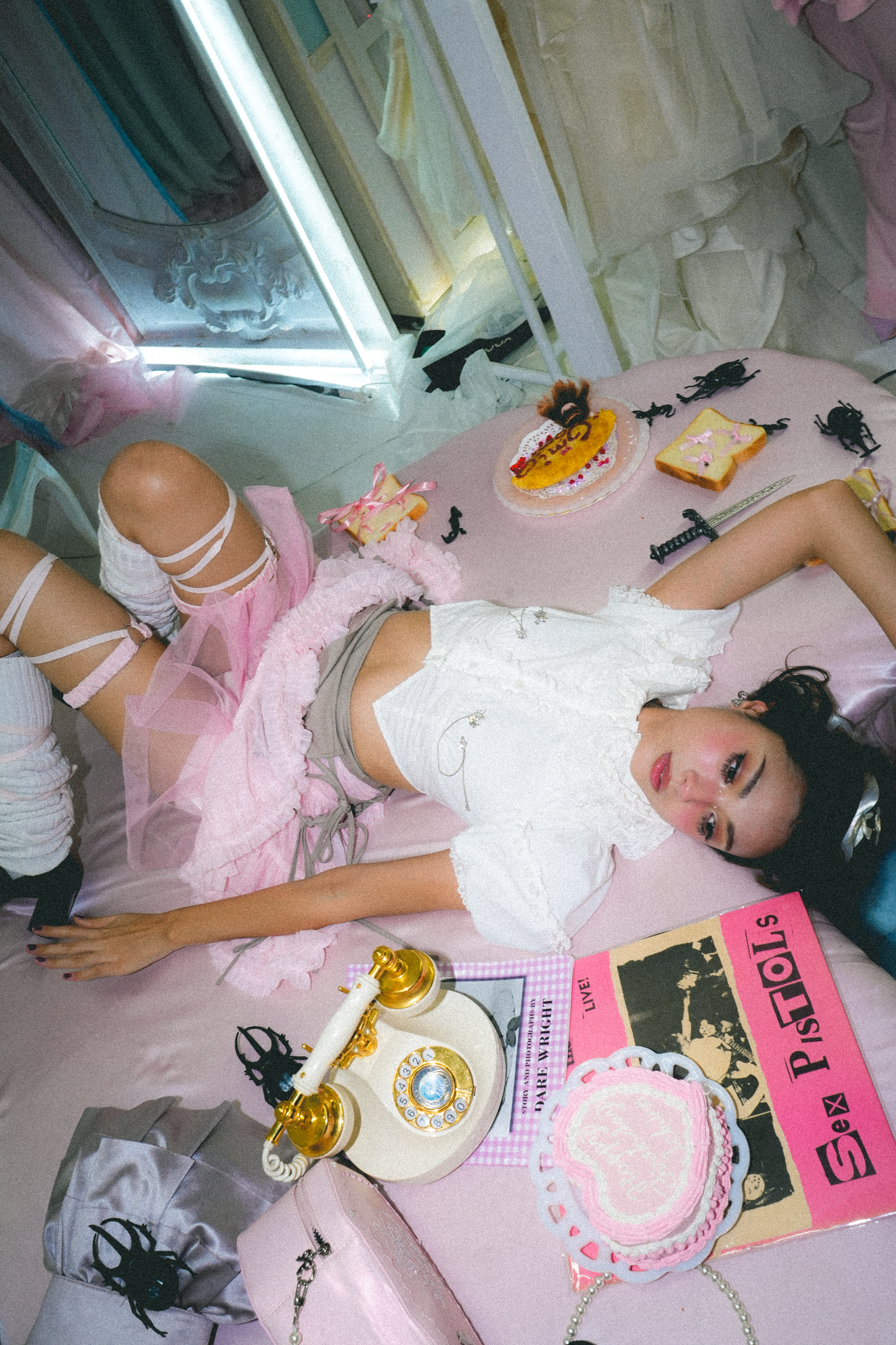 Pierced Heart Frill Blouse with detachable sleeves